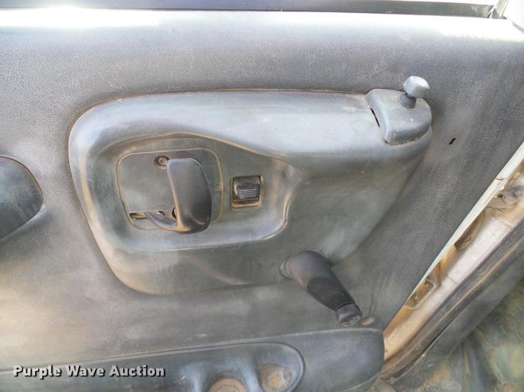 image for item DF2850 2004 Chevrolet C7500 service truck with crane