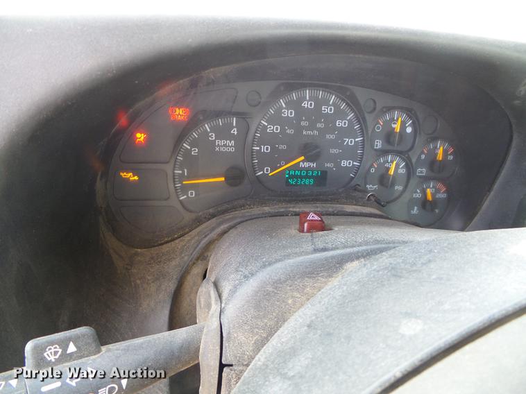 image for item DF2850 2004 Chevrolet C7500 service truck with crane