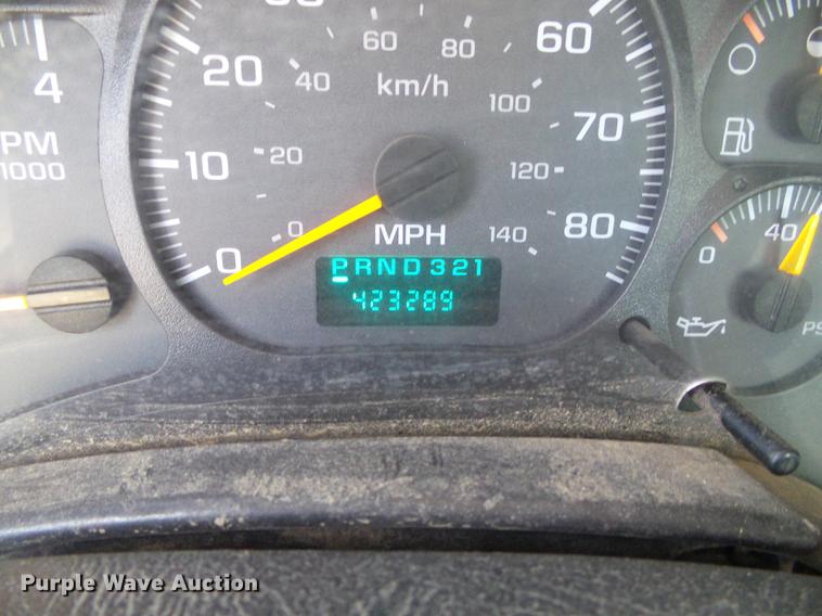 image for item DF2850 2004 Chevrolet C7500 service truck with crane