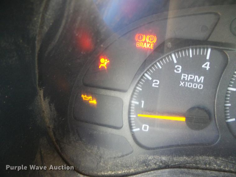 image for item DF2850 2004 Chevrolet C7500 service truck with crane