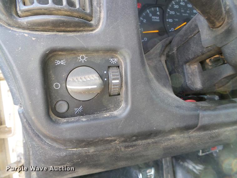 image for item DF2850 2004 Chevrolet C7500 service truck with crane