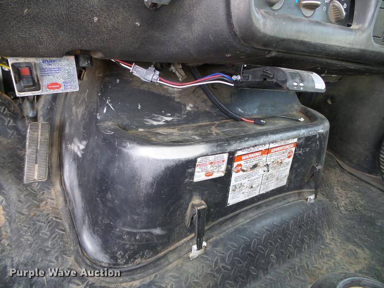 image for item DF2850 2004 Chevrolet C7500 service truck with crane