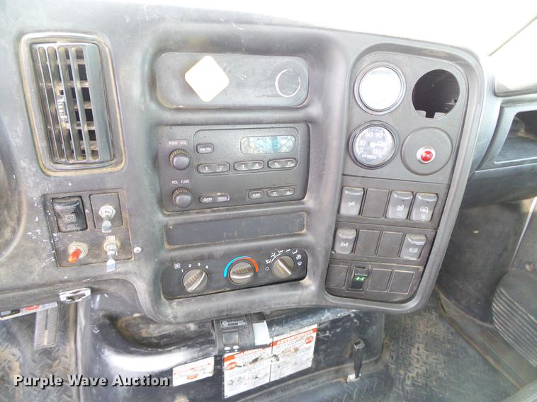 image for item DF2850 2004 Chevrolet C7500 service truck with crane