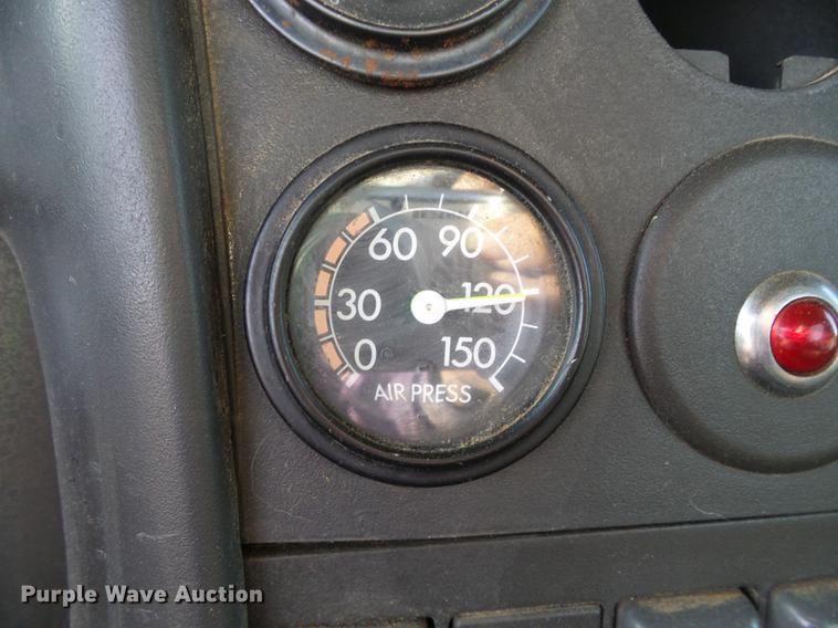 image for item DF2850 2004 Chevrolet C7500 service truck with crane