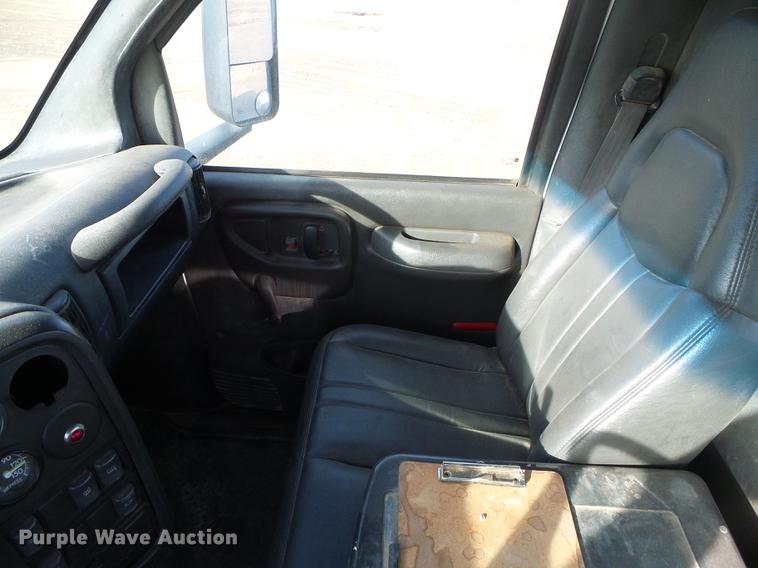 image for item DF2850 2004 Chevrolet C7500 service truck with crane