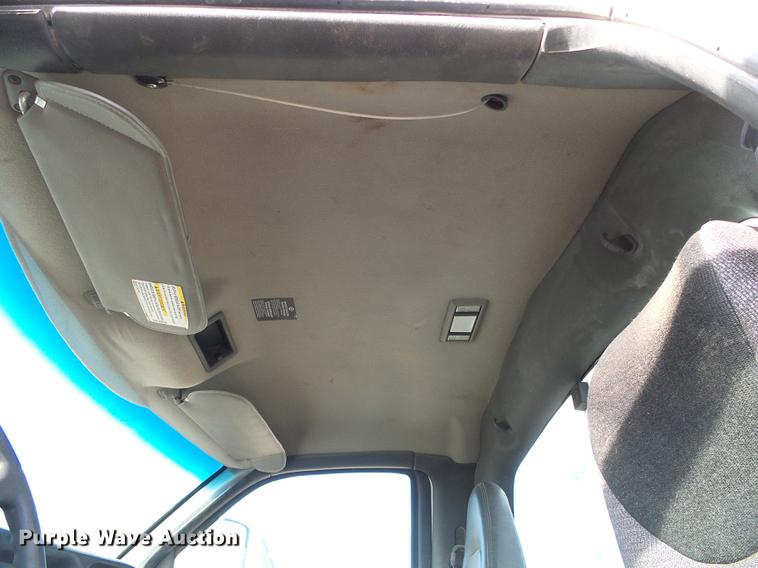 image for item DF2850 2004 Chevrolet C7500 service truck with crane