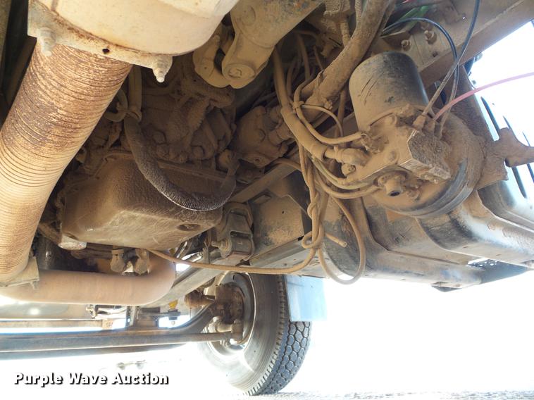 image for item DF2850 2004 Chevrolet C7500 service truck with crane