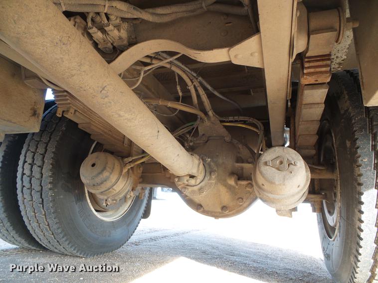 image for item DF2850 2004 Chevrolet C7500 service truck with crane