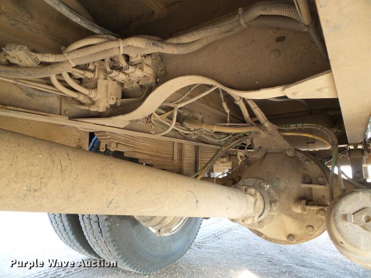 image for item DF2850 2004 Chevrolet C7500 service truck with crane