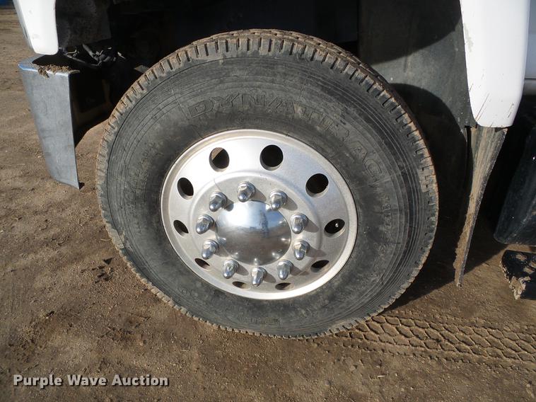 image for item DF2850 2004 Chevrolet C7500 service truck with crane