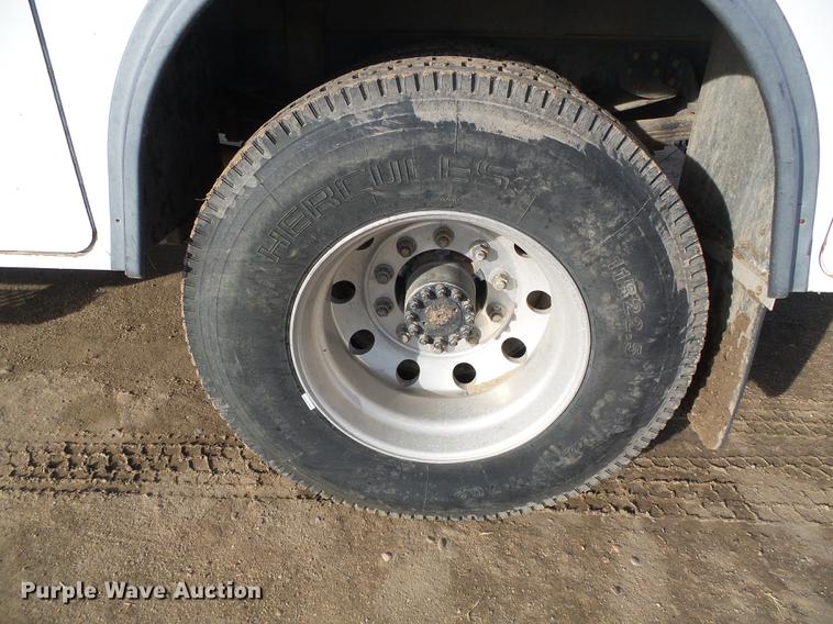 image for item DF2850 2004 Chevrolet C7500 service truck with crane