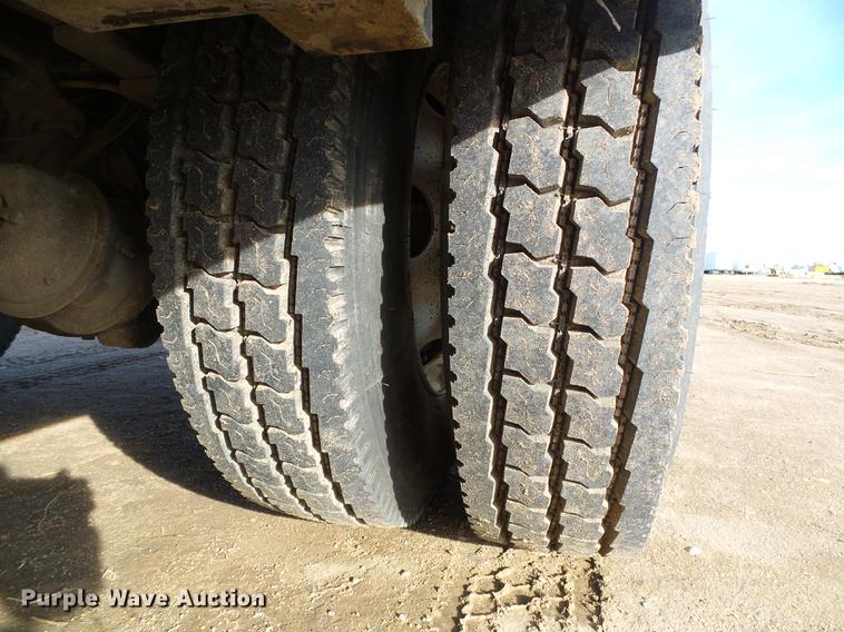 image for item DF2850 2004 Chevrolet C7500 service truck with crane