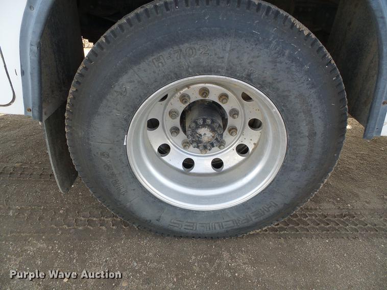 image for item DF2850 2004 Chevrolet C7500 service truck with crane