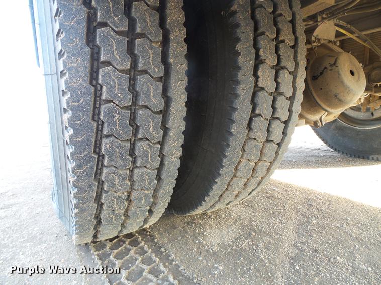 image for item DF2850 2004 Chevrolet C7500 service truck with crane