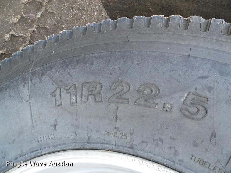 image for item DF2850 2004 Chevrolet C7500 service truck with crane