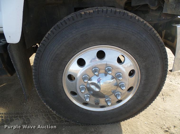 image for item DF2850 2004 Chevrolet C7500 service truck with crane