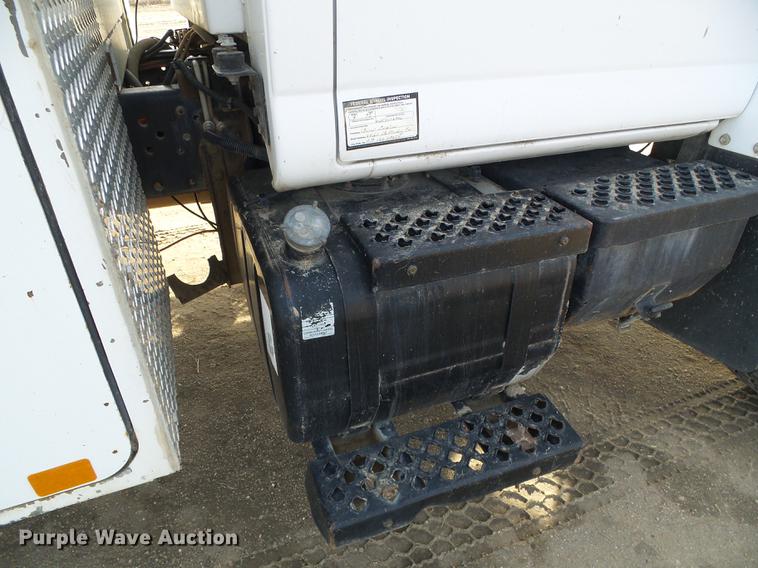 image for item DF2850 2004 Chevrolet C7500 service truck with crane