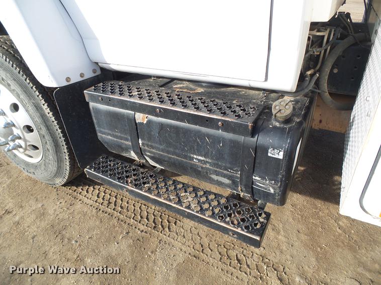 image for item DF2850 2004 Chevrolet C7500 service truck with crane