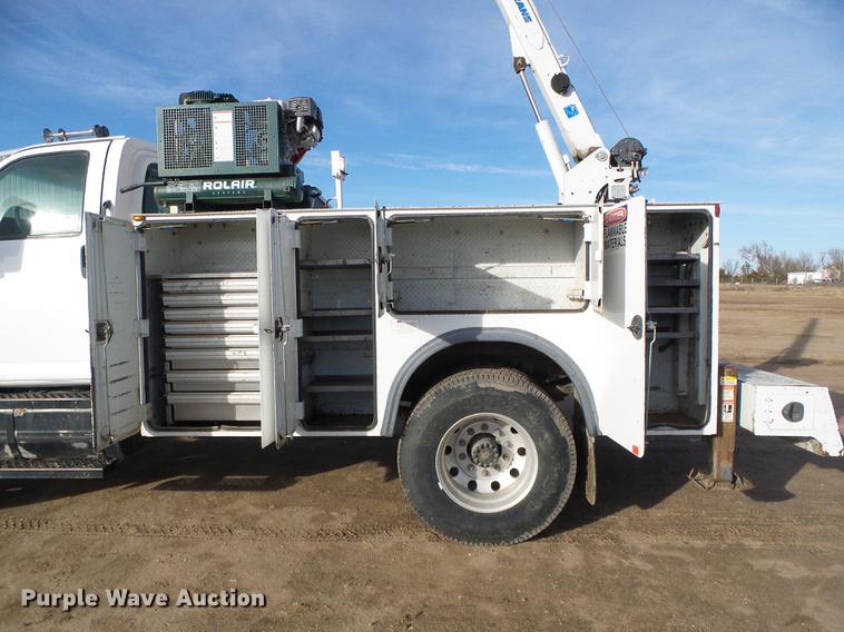image for item DF2850 2004 Chevrolet C7500 service truck with crane