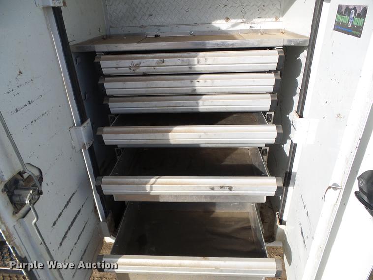 image for item DF2850 2004 Chevrolet C7500 service truck with crane