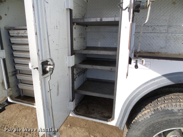 image for item DF2850 2004 Chevrolet C7500 service truck with crane