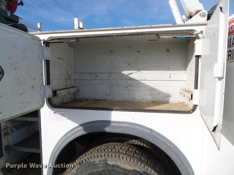 image for item DF2850 2004 Chevrolet C7500 service truck with crane