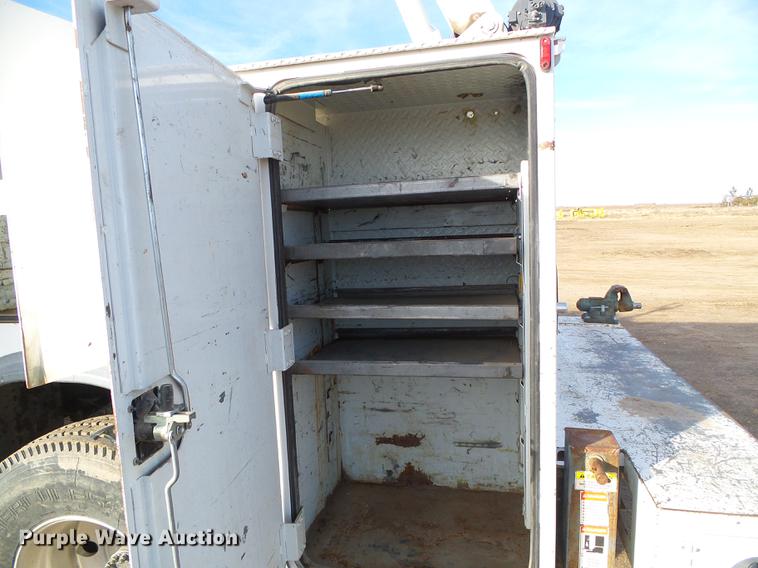 image for item DF2850 2004 Chevrolet C7500 service truck with crane