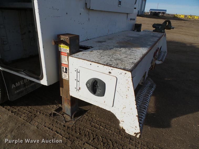 image for item DF2850 2004 Chevrolet C7500 service truck with crane