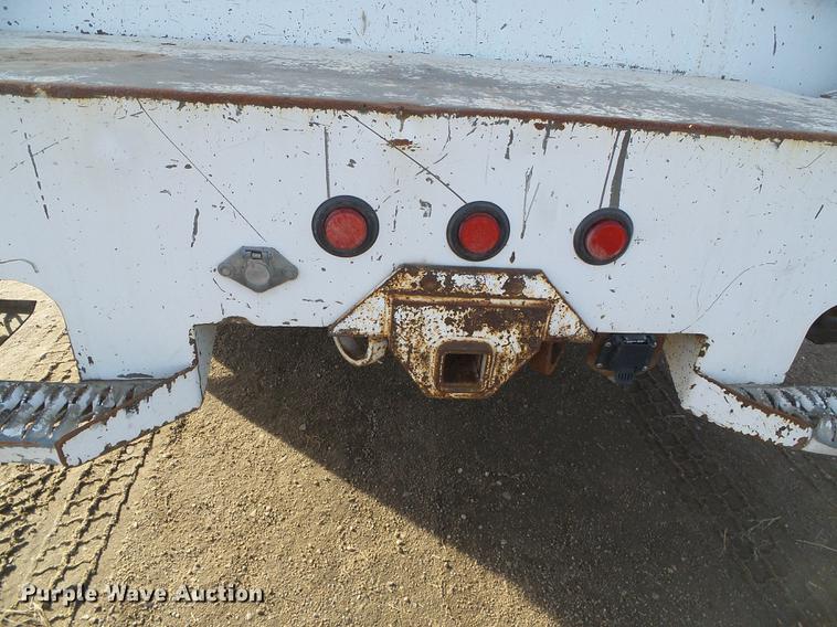 image for item DF2850 2004 Chevrolet C7500 service truck with crane