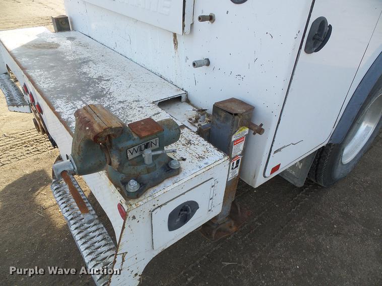 image for item DF2850 2004 Chevrolet C7500 service truck with crane