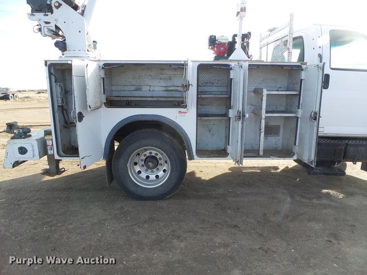 image for item DF2850 2004 Chevrolet C7500 service truck with crane