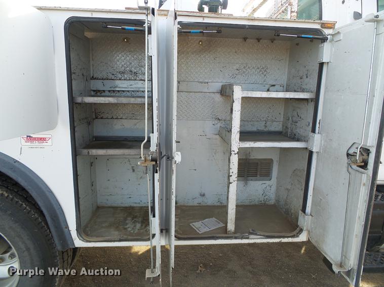 image for item DF2850 2004 Chevrolet C7500 service truck with crane