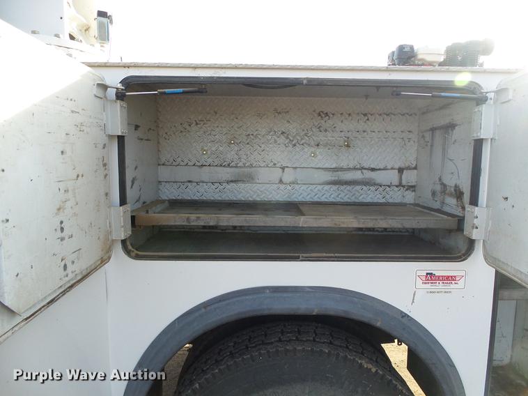 image for item DF2850 2004 Chevrolet C7500 service truck with crane