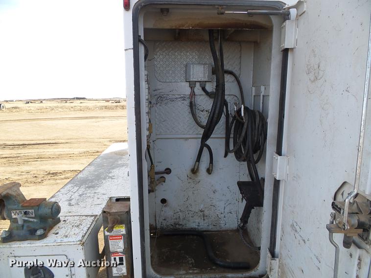 image for item DF2850 2004 Chevrolet C7500 service truck with crane