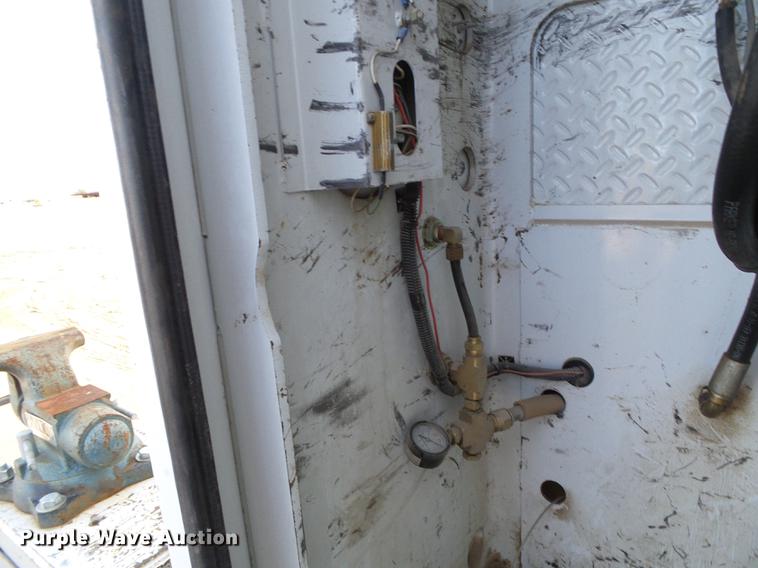 image for item DF2850 2004 Chevrolet C7500 service truck with crane