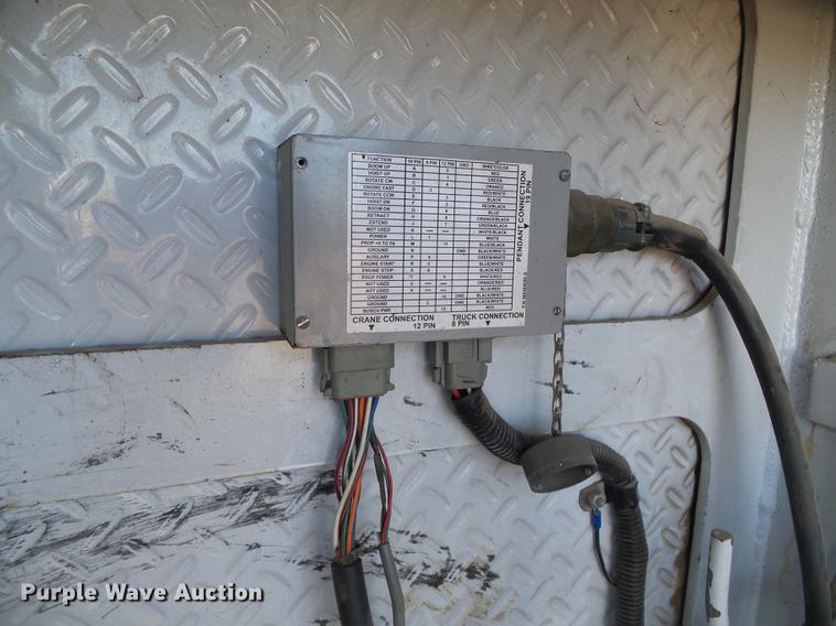 image for item DF2850 2004 Chevrolet C7500 service truck with crane