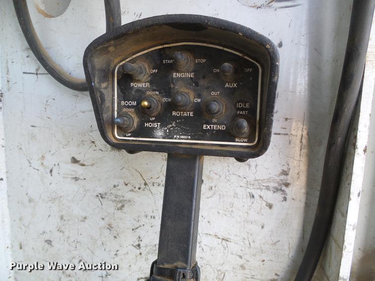 image for item DF2850 2004 Chevrolet C7500 service truck with crane