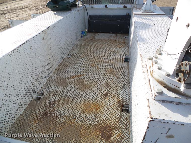 image for item DF2850 2004 Chevrolet C7500 service truck with crane