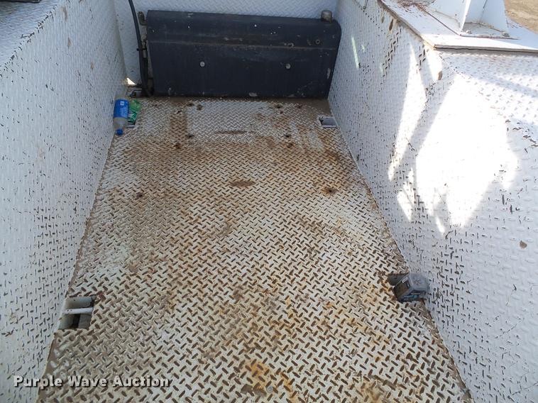 image for item DF2850 2004 Chevrolet C7500 service truck with crane