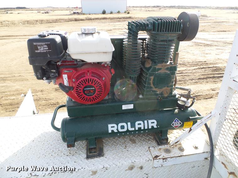 image for item DF2850 2004 Chevrolet C7500 service truck with crane