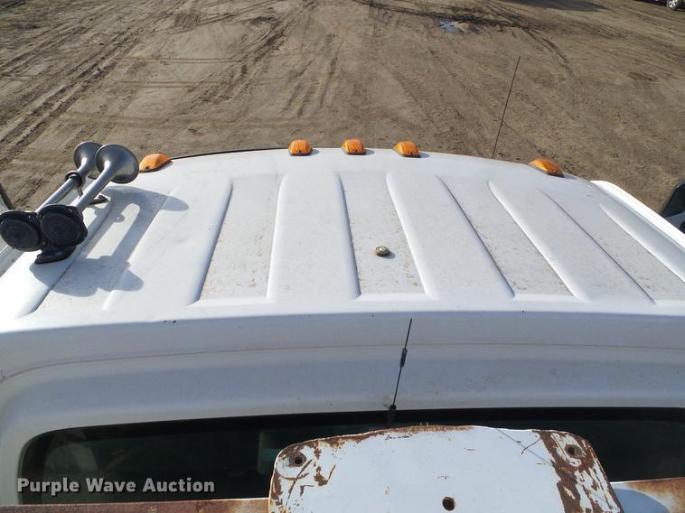 image for item DF2850 2004 Chevrolet C7500 service truck with crane