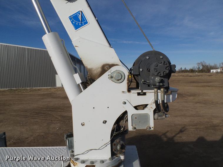 image for item DF2850 2004 Chevrolet C7500 service truck with crane