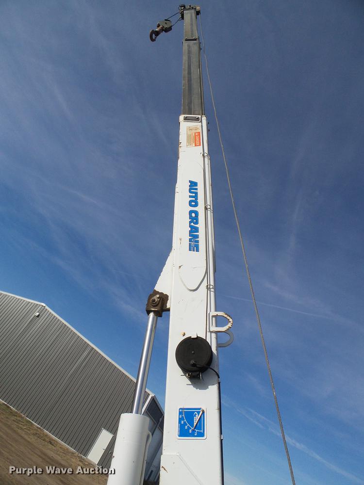 image for item DF2850 2004 Chevrolet C7500 service truck with crane