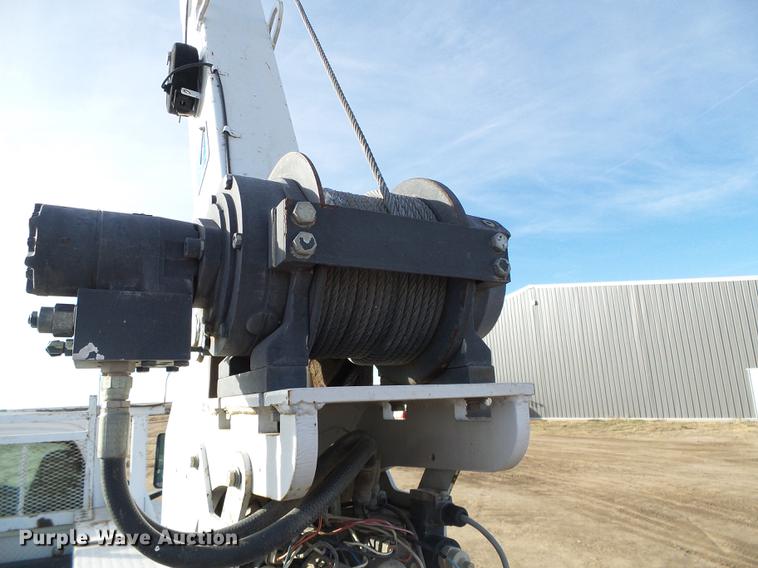 image for item DF2850 2004 Chevrolet C7500 service truck with crane