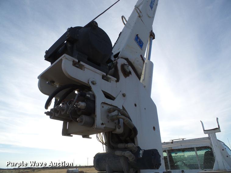 image for item DF2850 2004 Chevrolet C7500 service truck with crane