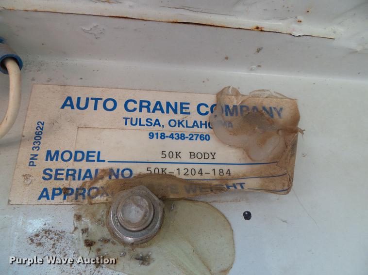 image for item DF2850 2004 Chevrolet C7500 service truck with crane