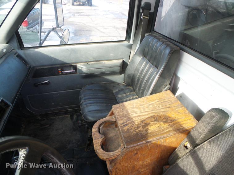 image for item DF2862 1994 Chevrolet Kodiak C6500 service truck with crane