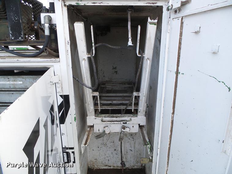 image for item DF2862 1994 Chevrolet Kodiak C6500 service truck with crane