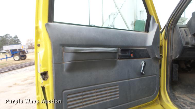 image for item DG2856 1995 GMC TopKick C6500 box truck