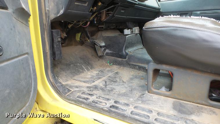 image for item DG2856 1995 GMC TopKick C6500 box truck